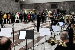 «Ζεσταίνουν» τους εργαζόμενους του πολιτισμού