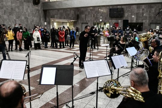 «Ζεσταίνουν» τους εργαζόμενους του πολιτισμού