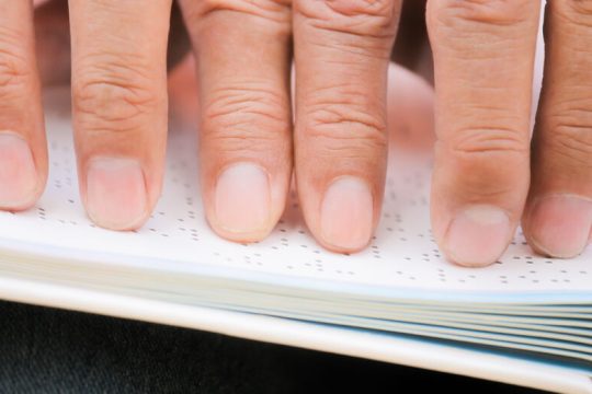 Απέλυσαν τυφλή εκπαιδευτικό