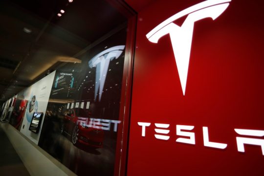 Έρευνα για την ασφάλεια σε οχήματα της Tesla λόγω εφαρμογής για παιχνίδια