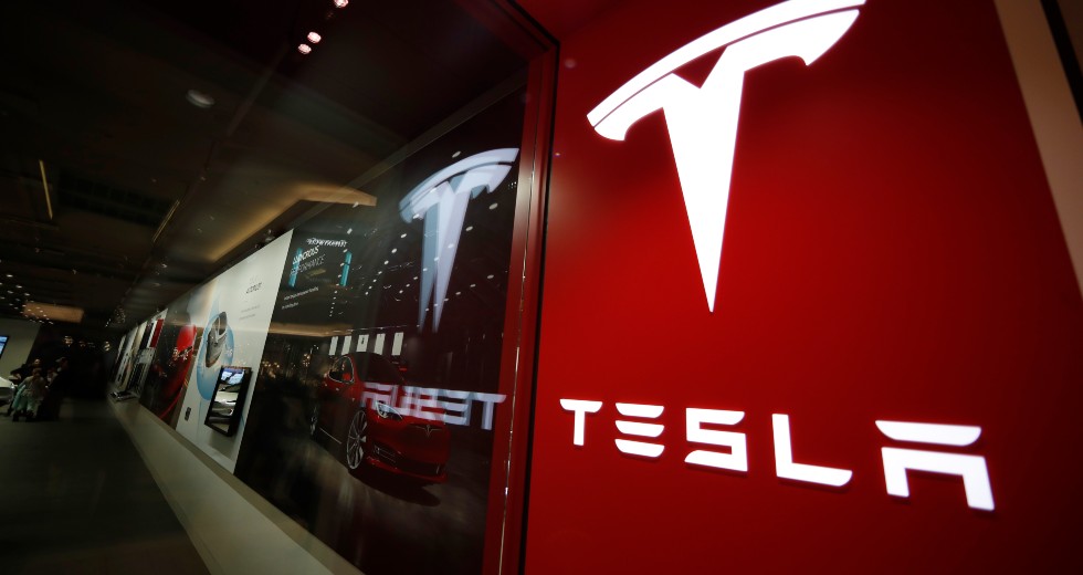 Έρευνα για την ασφάλεια σε οχήματα της Tesla λόγω εφαρμογής για παιχνίδια