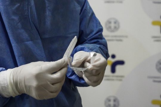 Νέο «μαύρο» ρεκόρ με 28.828 κρούσματα
