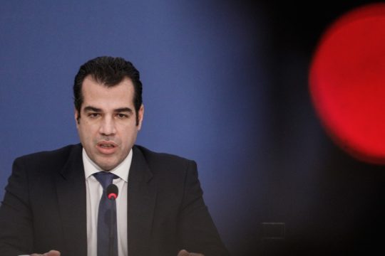 Νόμο για την απόλυση υγειονομικών που δεν εμβολιάζονται εξήγγειλε ο Θ. Πλεύρης