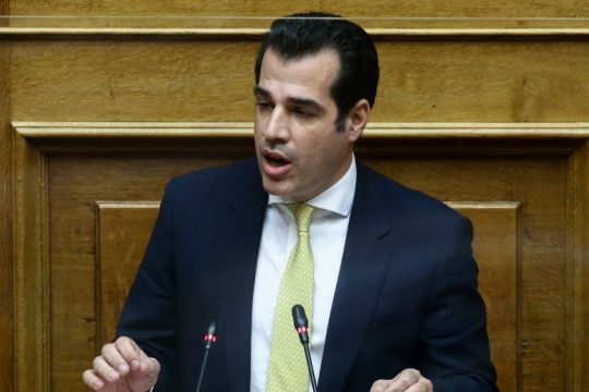 Τώρα ο Πλεύρης αφήνει ανοιχτή την εφαρμογή των μέτρων νωρίτερα
