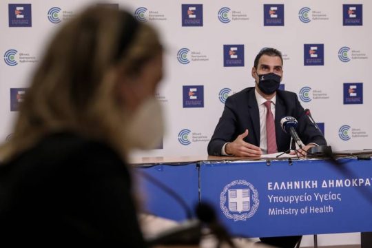 Ο Μητσοτάκης προαναγγέλλει, οι επιδημιολόγοι αποφασίζουν: Αναμνηστική δόση σε 3 μήνες
