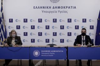 «Εμπιστευόμαστε την επιστήμη και εμβολιαζόμαστε»