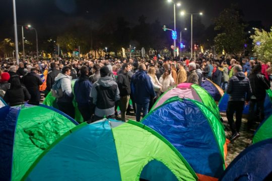 Με αντίσκηνα έξω από το δημαρχείο διαμαρτύρονται για τους υποχρεωτικούς εμβολιασμούς