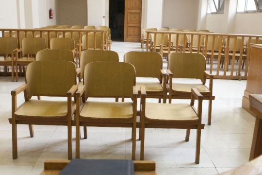 Το ρεσιτάλ συνεχίζεται από τον αντιεμβολιαστή δικηγόρο