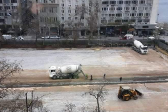 Στη σκλαβιά της λαμαρίνας ξανά η πλατεία Ελευθερίας