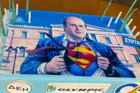 Χατζηδάκης σε αδιέξοδο: Κόβει τις άδειες στον ΕΦΚΑ για να βγουν οι συντάξεις