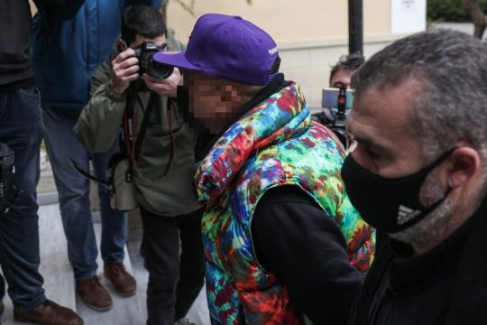 Στο «σκαμνί» μετά το βίντεο με τα όπλα