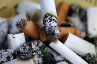 Πολλά δισ. το κόστος των αποτσίγαρων στις θάλασσες