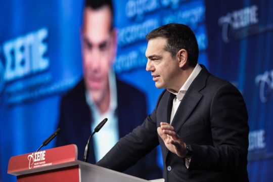 «Εγκλωβισμένη η χώρα σε διπλό κλοιό πανδημίας και ακρίβειας»