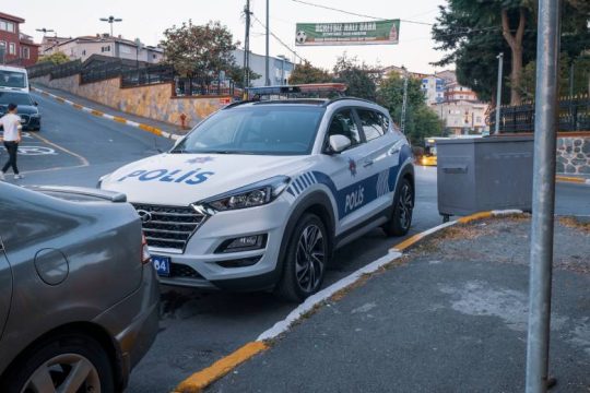 Εκρηκτικά σε αυτοκίνητο αστυνομικού που πήγαινε σε συγκέντρωση του Ερντογάν