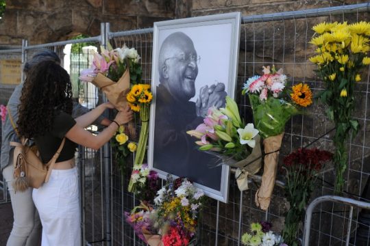 Ένα λουλούδι για τον Ντέσμοντ Τούτου