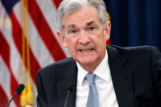 H Fed αφήνει το γκάζι