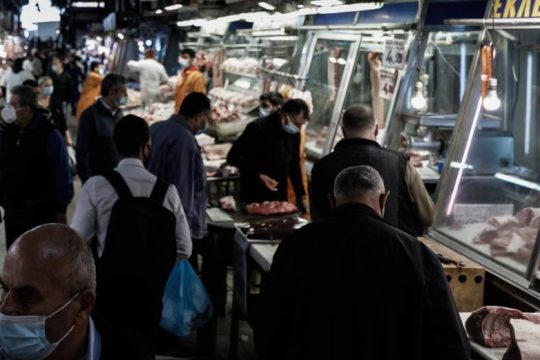 Ο κόσμος παραμιλάει, η κυβέρνηση… πετάει