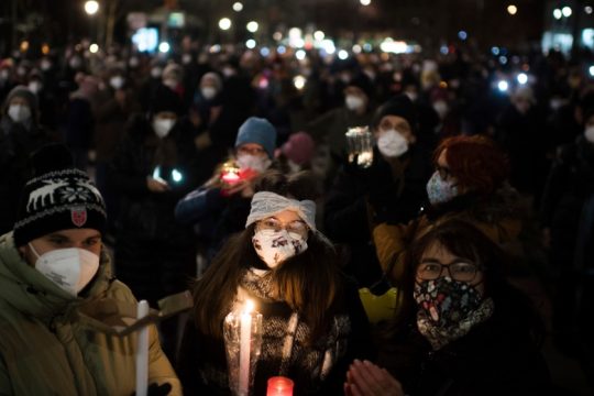 Μια «Θάλασσα φωτός» στη μνήμη των θυμάτων της Covid