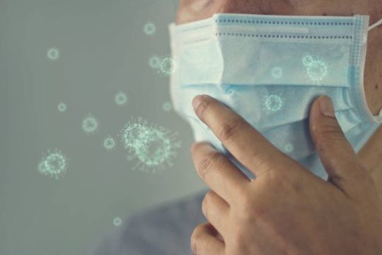 Μειώνεται η διάρκεια της καραντίνας για τους ασυμπτωματικούς
