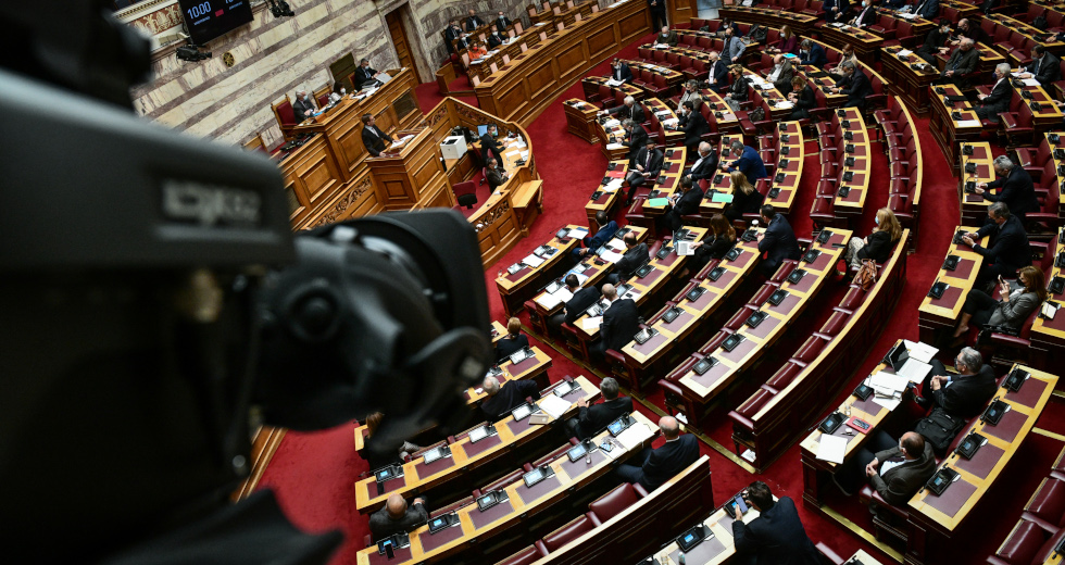 Ομοβροντία πυρών για τον προϋπολογισμό με το «καλημέρα»