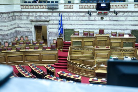 Η σύγκρουση για υποχρεωτικό εμβόλιο και «χαράτσι» πάει Ολομέλεια [live]