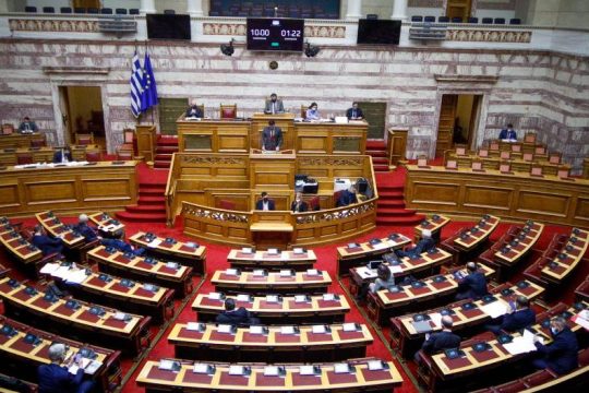 Live η συζήτηση του προϋπολογισμού εν μέσω πυρών