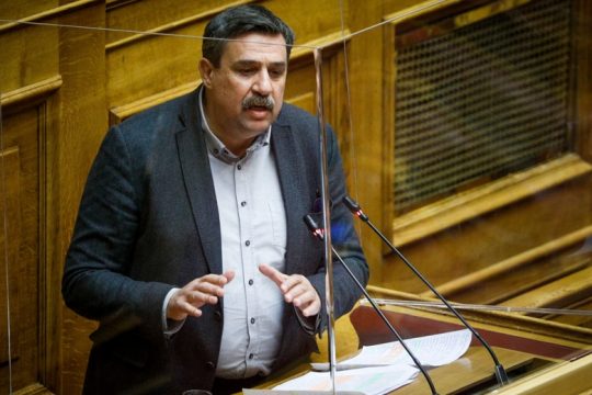 Στοιχεία για διασωληνωμένους και λίστες αναμονής ζητά ο Ξανθός