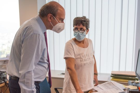 Μπαράζ πυρών κατά Χατζηδάκη για το κόψιμο αδειών του ΕΦΚΑ