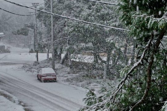 Προβλήματα στο οδικό δίκτυο, χιόνια και στην Αττική [ Live χάρτης ]