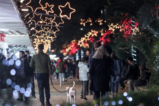 Στο τραπέζι… ρεβεγιόν με ράπιντ τεστ και στους εμβολιασμένους