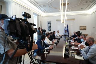 Χοντρά ψέματα και άδεια βλέμματα