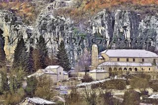 Ζαγόρι, Μονοδένδρι, το χωριό που  ζει στο χείλος του Βίκου