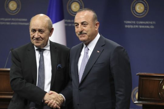Γέφυρες με Παρίσι αναζητεί η Αγκυρα