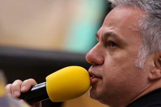 Πολιτικές αντιδράσεις για το «ντου» μπράβων στην παράσταση Ζαραλίκου