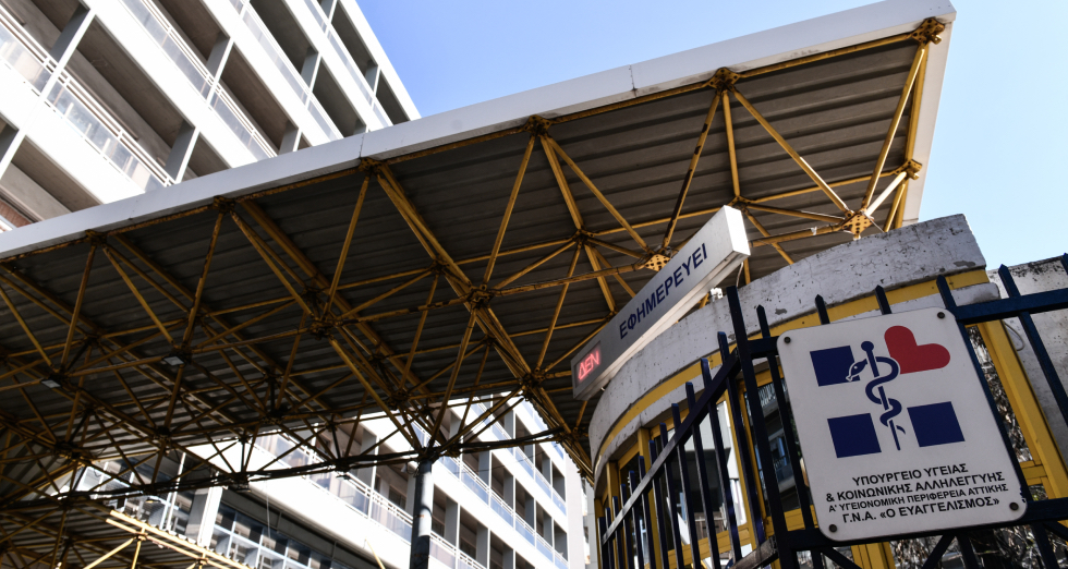 Πολλαπλασιάζονται επικίνδυνα τα κενά στο ΕΣΥ με τις απουσίες των νοσούντων υγειονομικών
