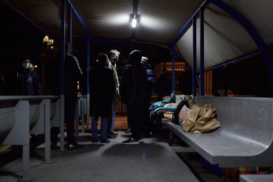 Αντιδράσεις για το επικοινωνιακό σόου Μητσοτάκη με τους αστέγους στον Πειραιά