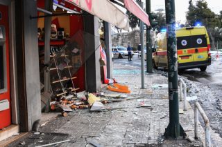Εκρηξη σε πολυκατοικία στη Συγγρού με έναν τραυματία και εκτεταμένες ζημιές