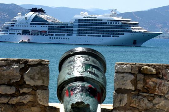 Στο έλεος της Ομικρον ο κλάδος της κρουαζιέρας