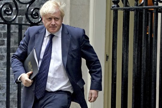 Παιχνίδια Τζόνσον με τη δημόσια υγεία: αίρονται σχεδόν όλοι οι περιορισμοί στην Αγγλία