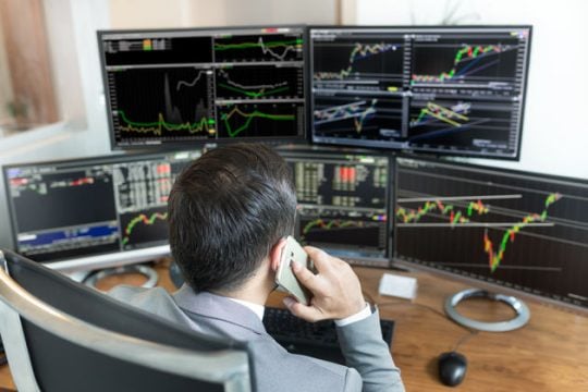 Με ζήτηση άνω των 15 δισ. ευρώ έκλεισε το βιβλίο προσφορών για το δεκαετές ομόλογο