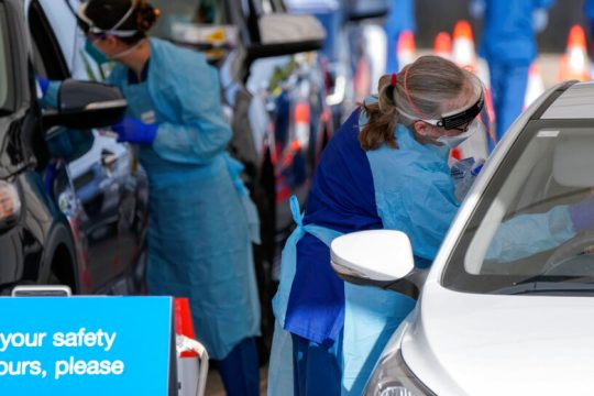Θανάσιμα επικίνδυνος ο εφησυχασμός απέναντι στην Ομικρον