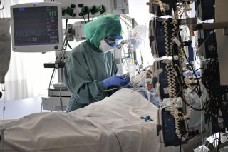 Δικαίωση και αποζημιώσεις για τους ηρωικούς γιατρούς