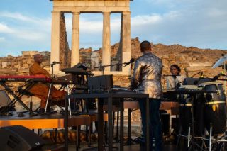 O «μάγος της ηλεκτρονικής μουσικής» Τζεφ Μιλς στον αρχαιολογικό χώρο της Δήλου