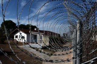 Φυλακές χωρίς μάσκες, κουβέρτες και δικαιώματα