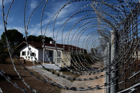 Φυλακές χωρίς μάσκες, κουβέρτες και δικαιώματα