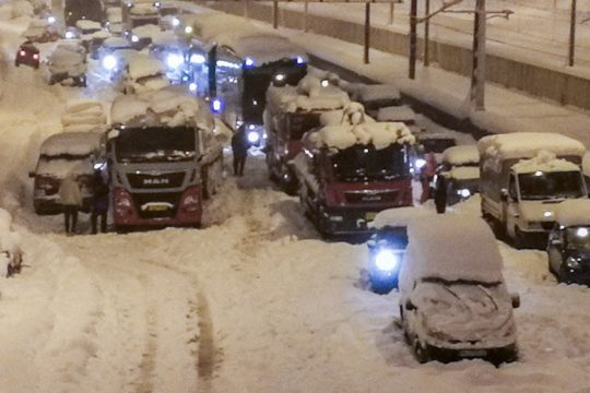 Αποζημίωση 10.000 ευρώ για ηθική βλάβη ζητάει οδηγός που εγκλωβίστηκε στην Αττική Οδό