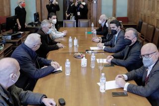Μέτρα-ανάχωμα στην ακρίβεια από το ΠΑΣΟΚ
