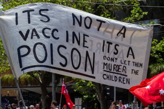 Εμβόλια και αμφισβητίες σε έναν νέο «ιερό πόλεμο»