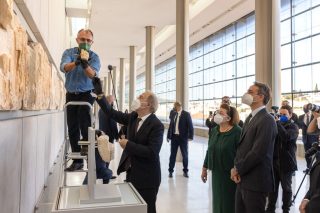 Η επανένωση των Γλυπτών του Παρθενώνα ξεκίνησε από το εσωτερικό