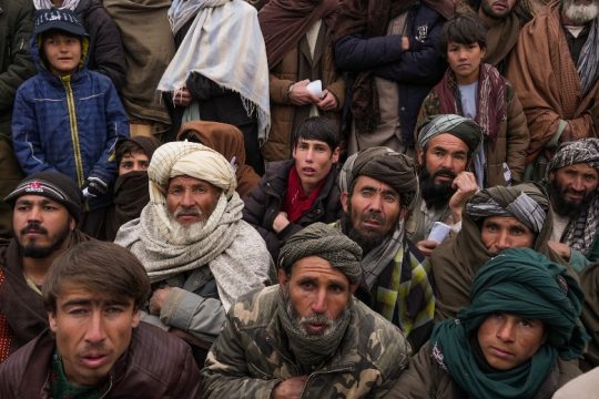 Αφγανιστάν: Καίνε μέχρι και πλαστικά για να προστατευτούν από το κρύο